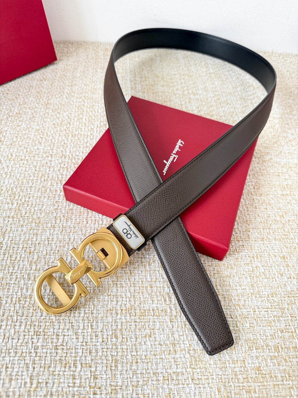 Timeless Elegance: Brown Leather Belt with Gold Accents